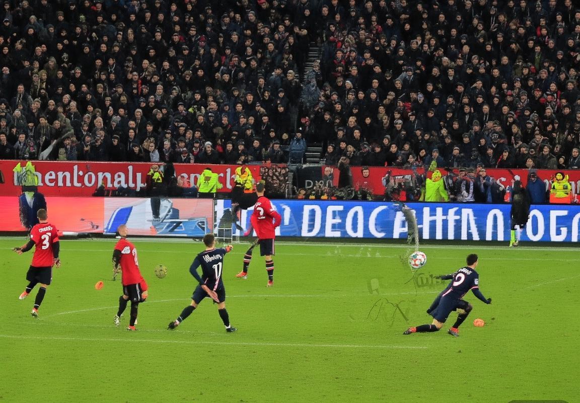 巴黎圣日耳曼VS曼联欧冠对决：东西方足球文化巅峰碰撞(图2)